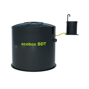 En mörk, cylindrisk avloppstank märkt "Ecobox BDT Minireningsverk 2" har en kupolformad topp och har en liten svart hink fäst med ett gult rör på höger sida, som utstrålar innovation och funktionalitet.